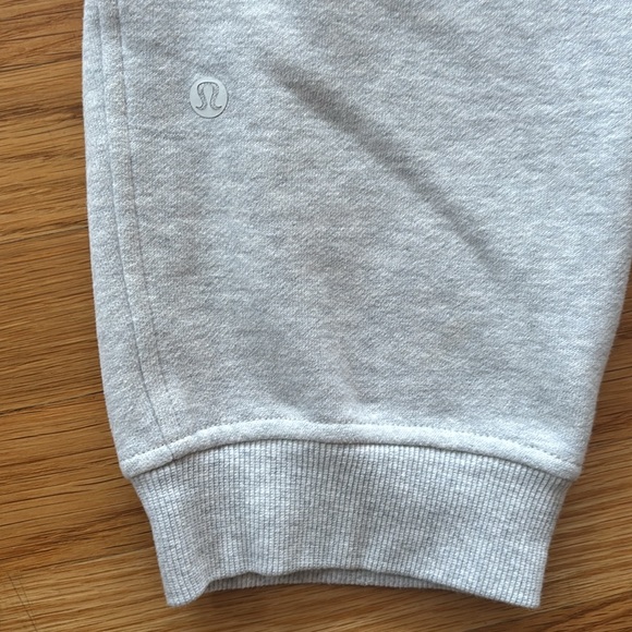 Lululemon Cropped Joggers. Size 6 - Picture 7 of 7